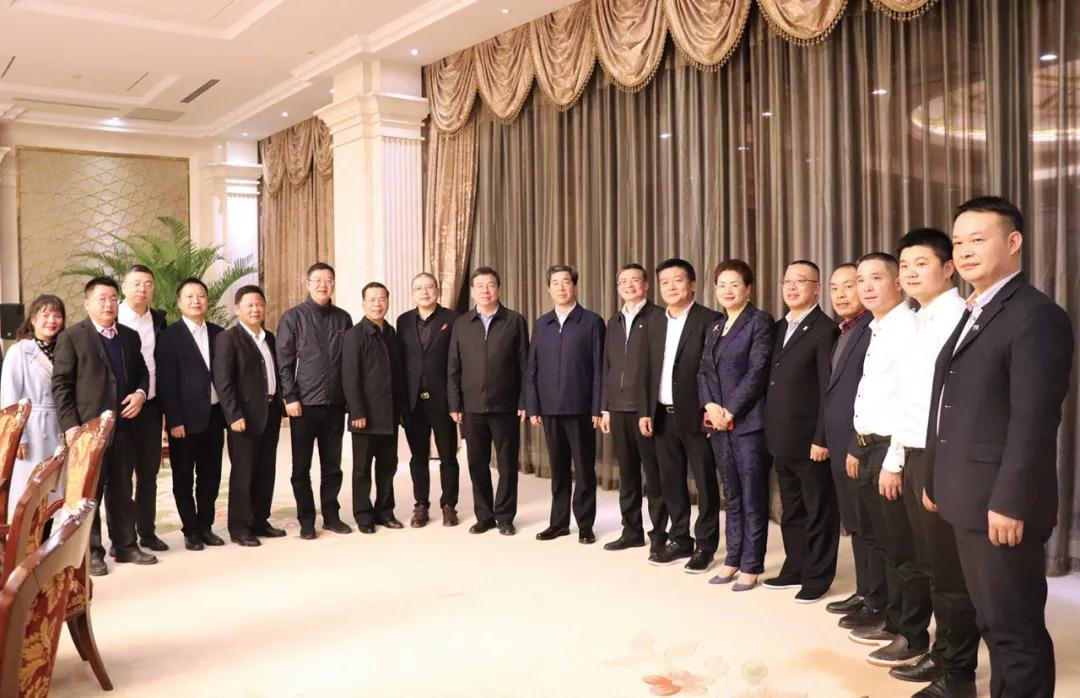 寧夏回族自治區(qū)黨委書記、人大常委會(huì)主任陳潤(rùn)兒親切會(huì)見(jiàn)湖南民營(yíng)企業(yè)代表團(tuán)