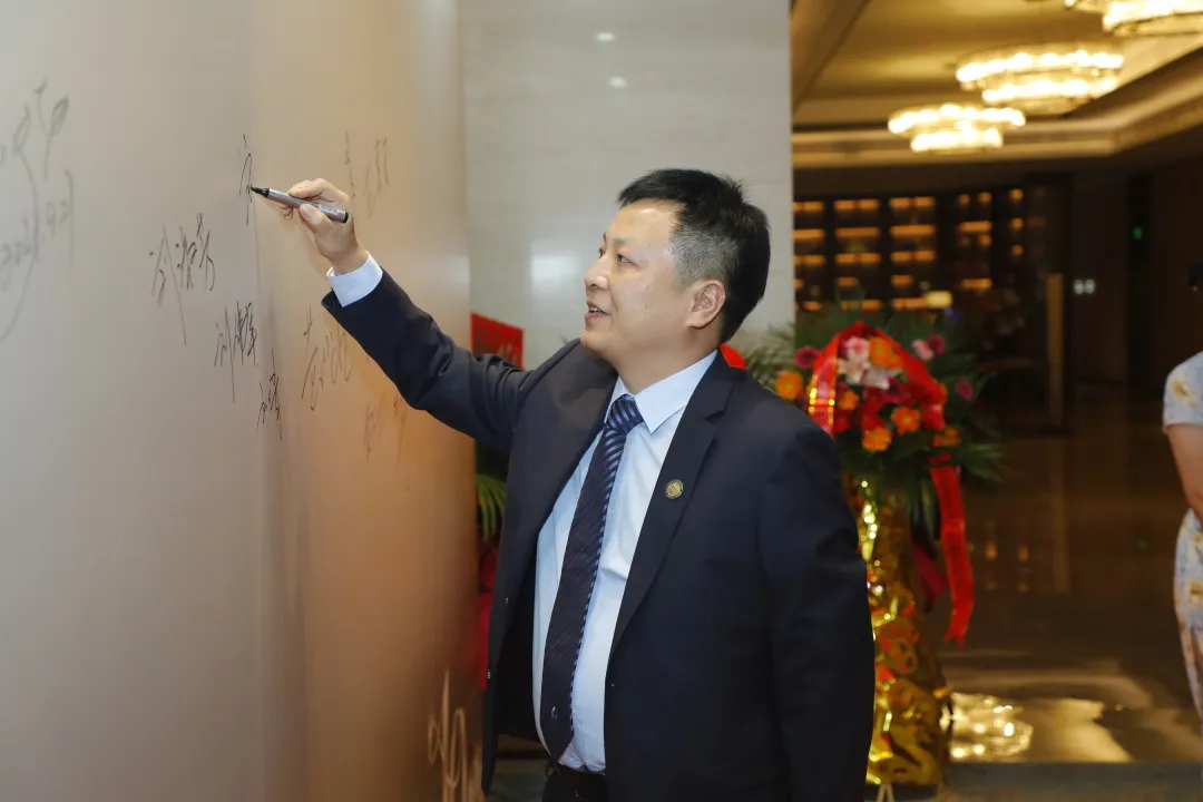 踐創(chuàng)業(yè)初心，擔(dān)使命前行
